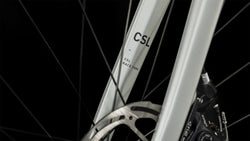 Bicicleta de ruta CUBE Attain Pro silver'n'orange