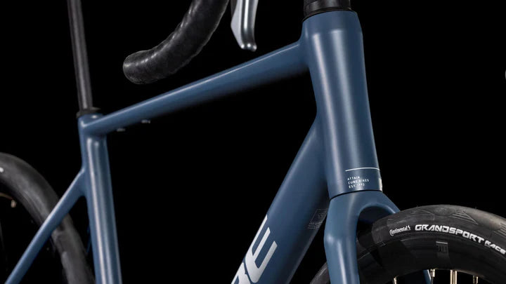 Bicicleta de ruta CUBE Attain Pro Nightflight & Grey 2025