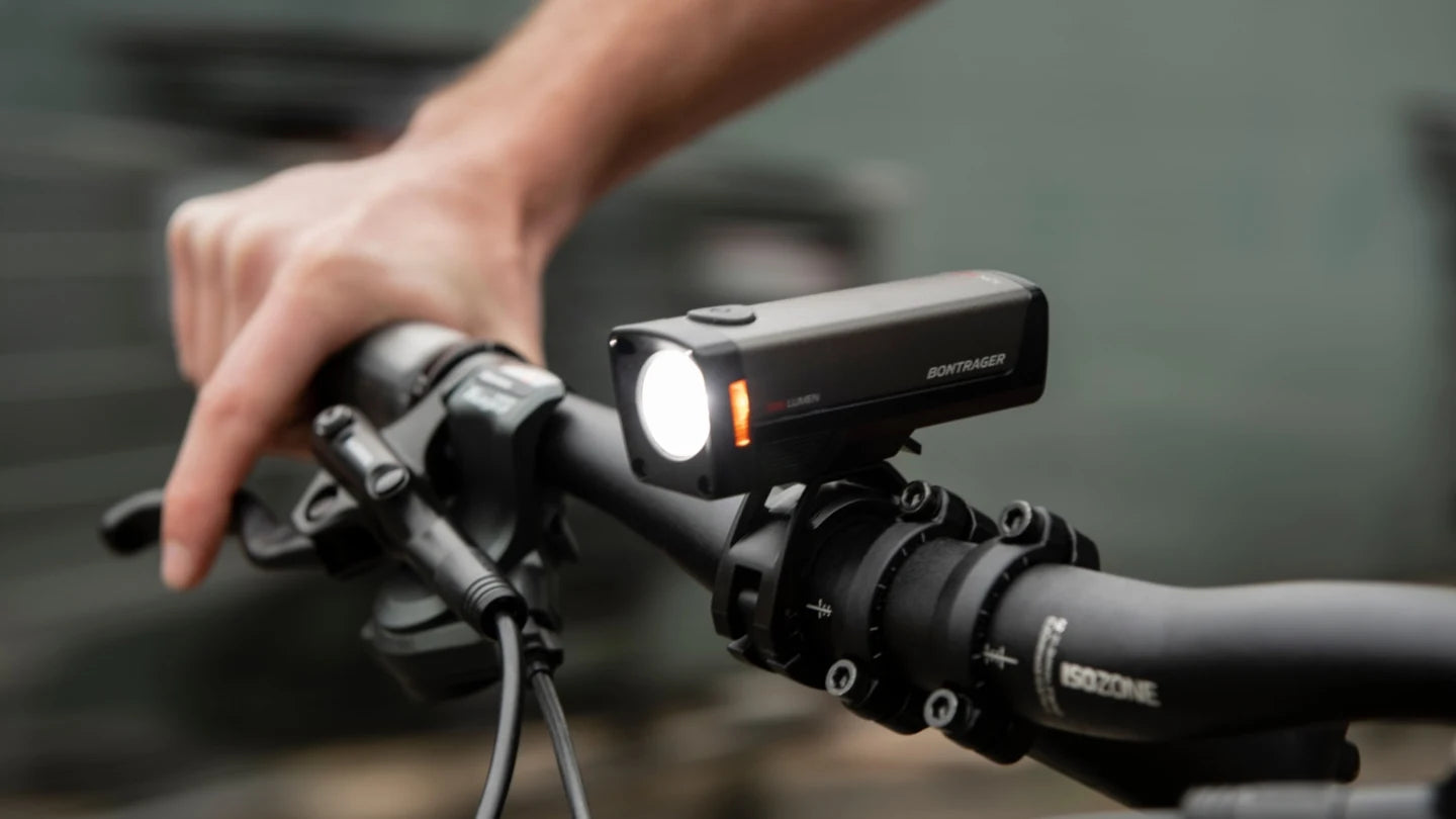 Lámpara delantera Bontrager Ion Comp R para ciclismo de 700 Lúmenes