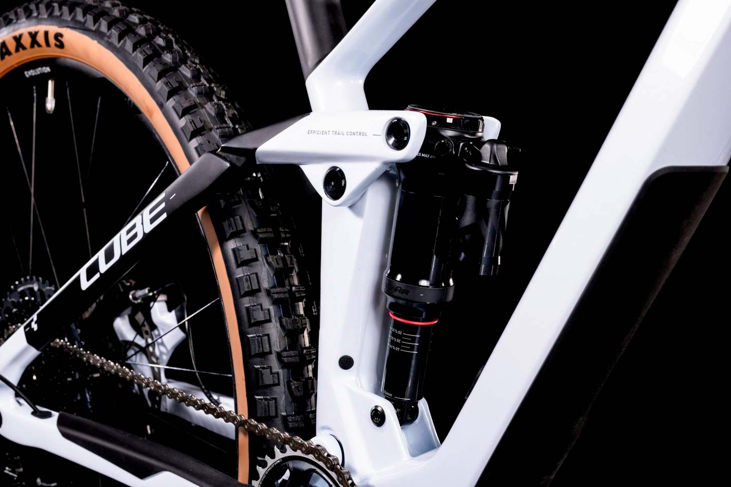 Bicicleta de montaña CUBE Stereo 150 C:62 Race Flashwhite'n'Carbon 2022 / RockShox Lyrik Select 160 mm / RockShox Super Deluxe Select+ DebonAir
