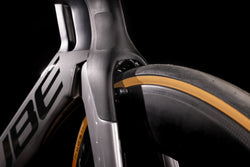 Bicicleta de triatlón CUBE Aerium C:68 SLT High Carbon'n'Polarsilver 2022 / Cuadro de Carbono / Transmisión eléctrica Sram Red eTap AXS 2x12 velocidades