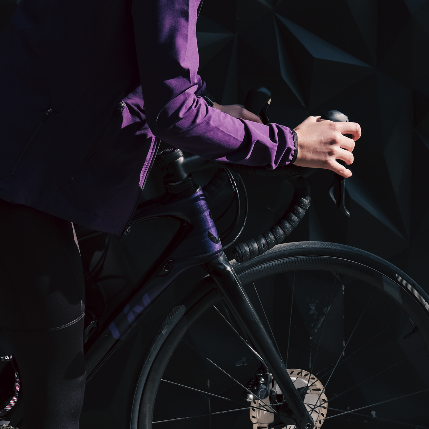 Chamarra rompevientos APHESIS Winding Road Atmos para dama / Ropa para ciclismo de invierno