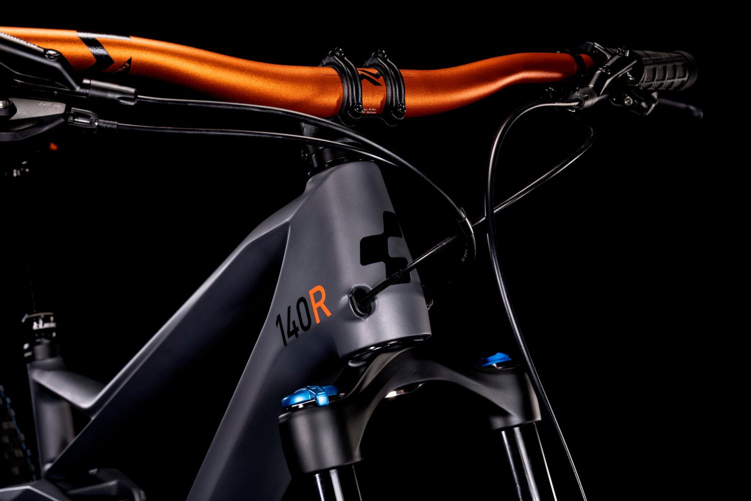 Bicicleta de montaña CUBE Stereo 140 HPC Race 27.5 Grey'n'Orange 2022 / Horquilla Fox 34 Rhythm 150 mm / Shock Fox Float DPS