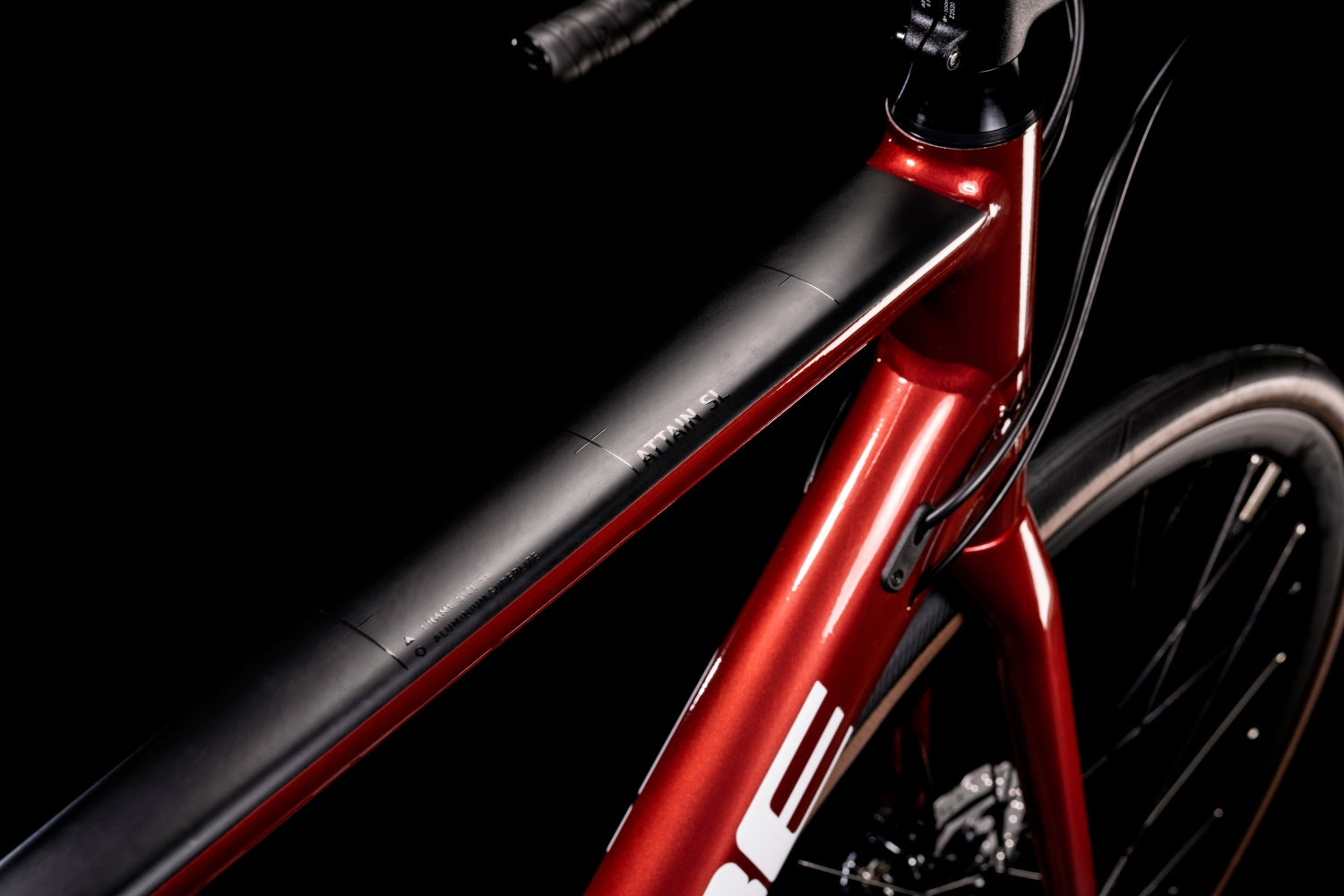 Bicicleta de ruta CUBE Attain SL Red'n'White 2022 / Transmisión 2x11 velocidades