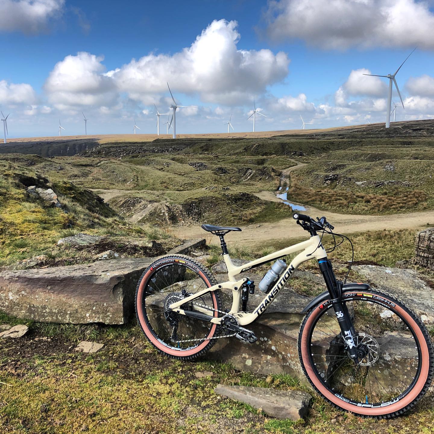 LLANTA HUTCHINSON GRIFFUS RLAB TLR // 27.5X2.40 CARA BRONCEADA - Raudor ¡Rompe tu propio récord!