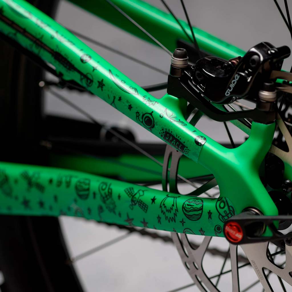 Protector de cuadro DYEDBRO Space Trip Negro - Raudor ¡Rompe tu propio récord!