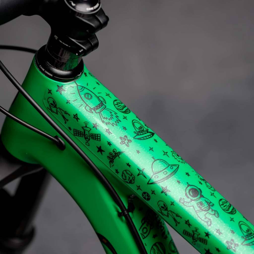 Protector de cuadro DYEDBRO Space Trip Negro - Raudor ¡Rompe tu propio récord!