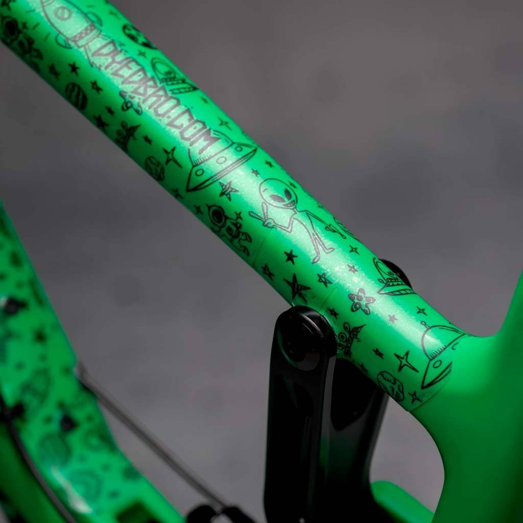 Protector de cuadro DYEDBRO Space Trip Negro - Raudor ¡Rompe tu propio récord!